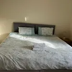 Spacious Room Close To Tram
